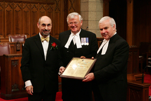 DSA 2008 - Sheila Finestone Au nom de sa mère, l’honorable Sheila Finestone, Peter Finestone (à gauche) accepte les
Prix du service distingué 2008 du président du Sénat, l'honorable Noël Kinsella, sénateur (au centre) et
le président de la Chambre des communes, l'honorable Peter Milliken, M.P. (à droite), le 12 mai 2008.